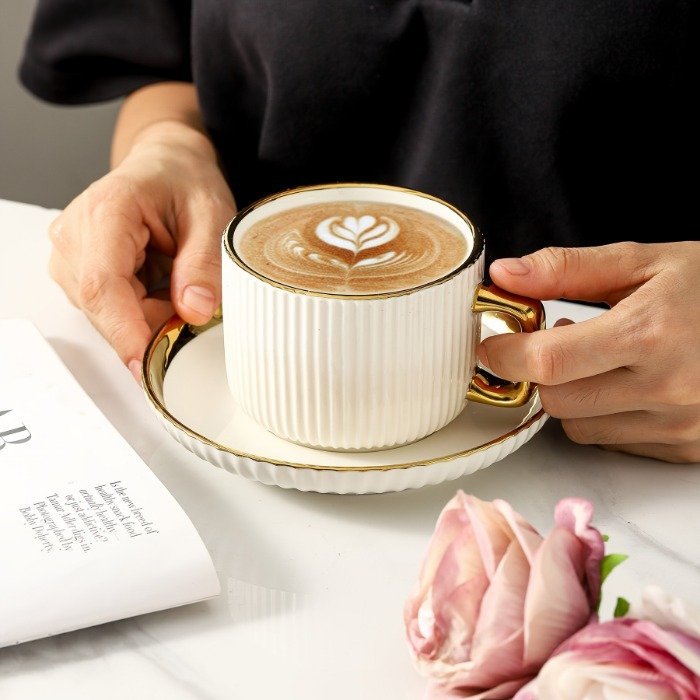 12-ნაწილიანი კერამიკული ყავის ჭიქებისა და თეფშების ნაკრები / თეთრი ოქროსფერი რგოლით