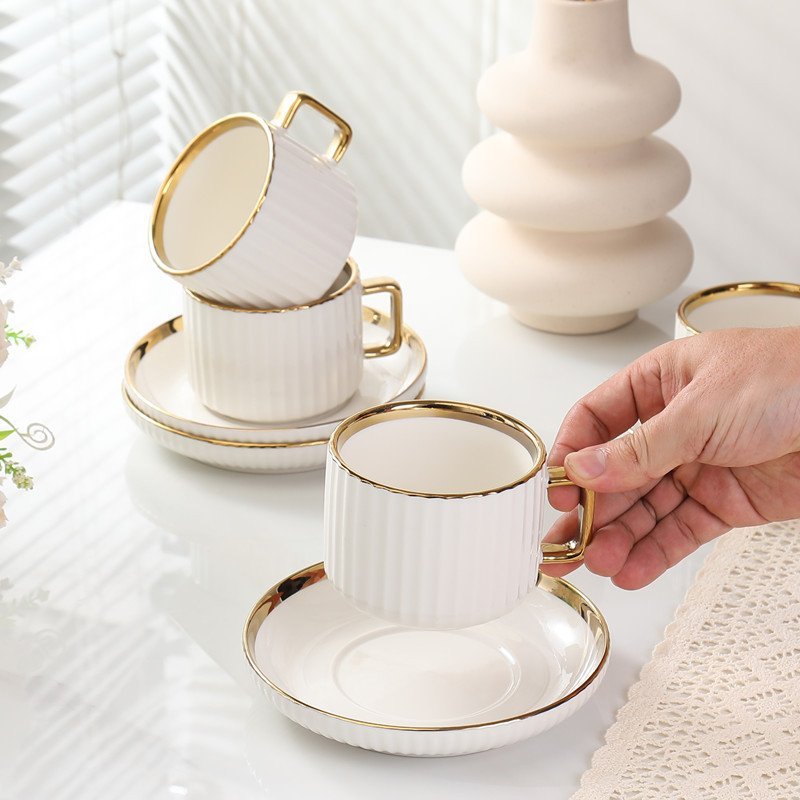 12-ნაწილიანი კერამიკული ყავის ჭიქებისა და თეფშების ნაკრები / თეთრი ოქროსფერი რგოლით